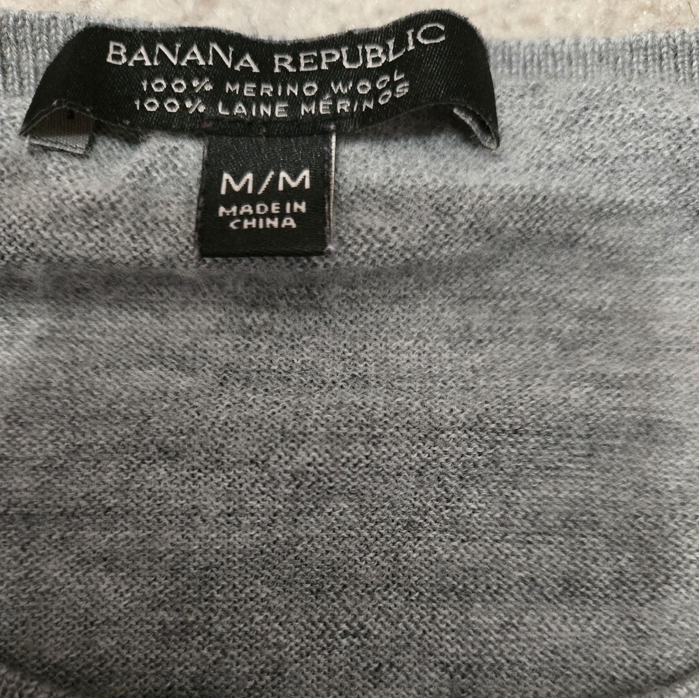 BANANA REPUBLIC 100% Merino Wool Gray Sweater with Red Lip Detail. Med - Picture 10 of 14